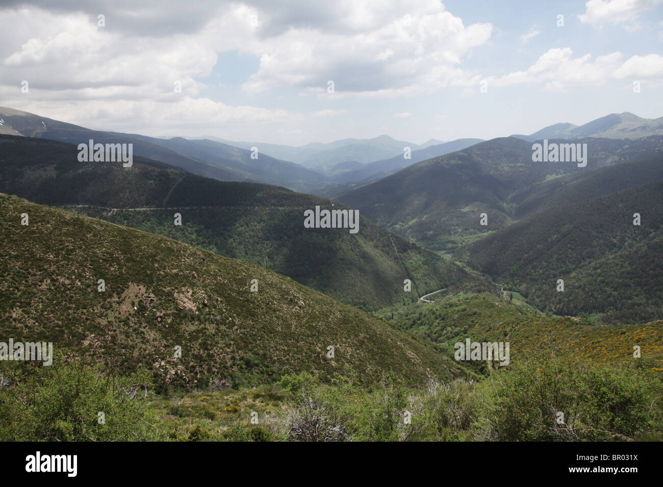 Ost-Pyrenäen und Serra Del Cadi Bergkette angesehen vom Coll de wirft 1800m pass N152 Autobahn unterwegs Stockfoto