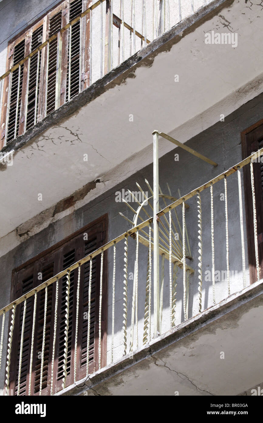 Eine heruntergekommene Backstreet in den Pyrenäen Grenzstadt Puigcerdà Spanien Stockfoto