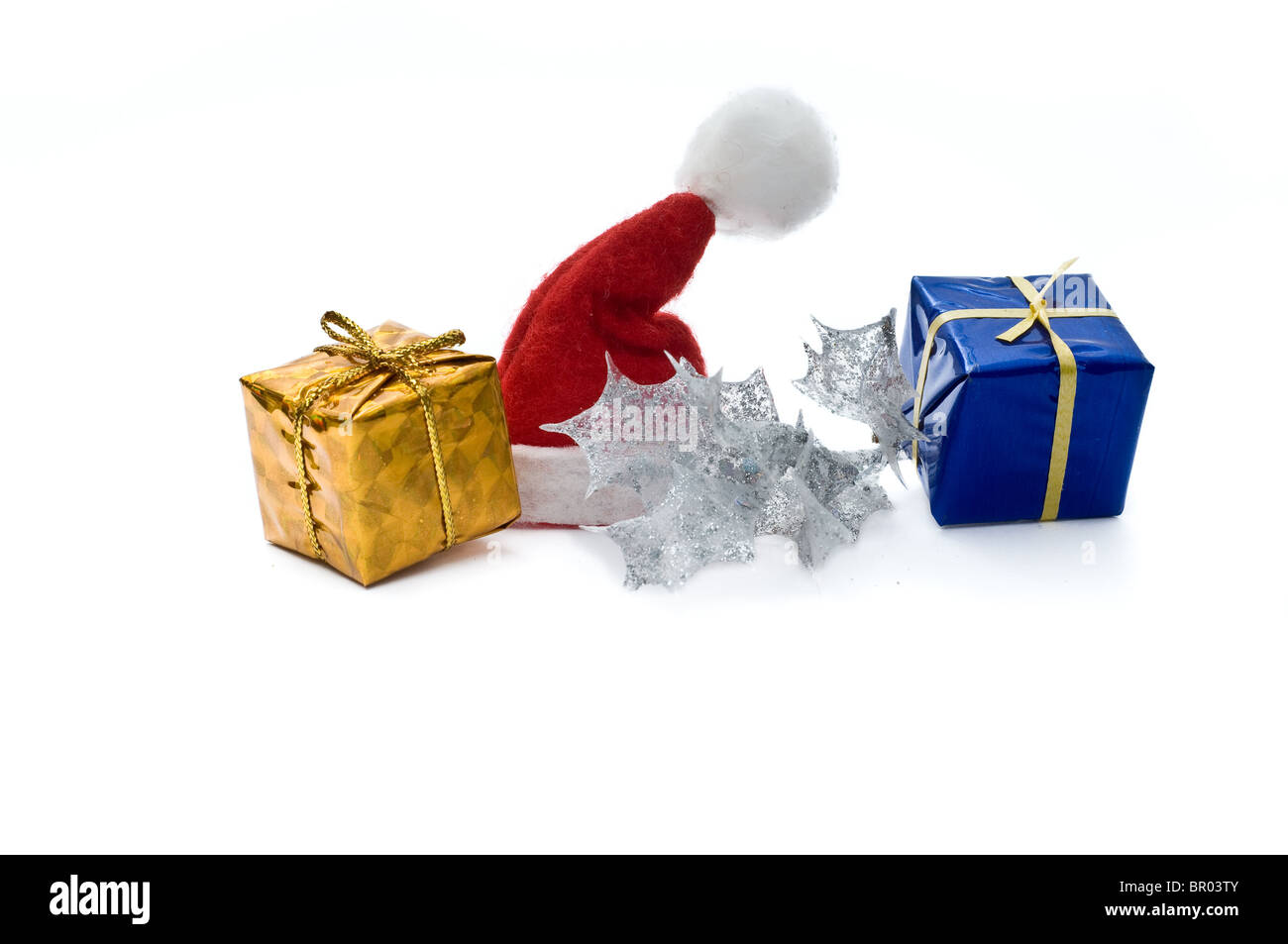 Weihnachtsmütze und Geschenke Stockfoto