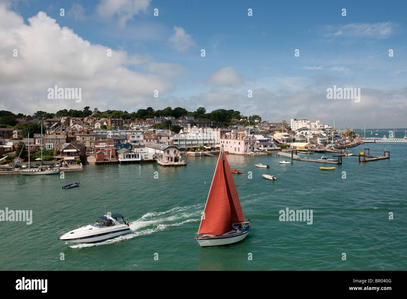 Sport Cruiser Boot und yacht-vorbei an Cowes auf der Isle Of Wight. Stockfoto