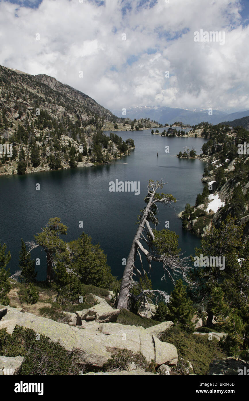 Klassische Cirque alpine Damm am Estany Tort de Peguera 2318m in der Nähe von Refugi JM Blanc in Sant Maurici Nationalpark Pyrenäen Spanien Stockfoto