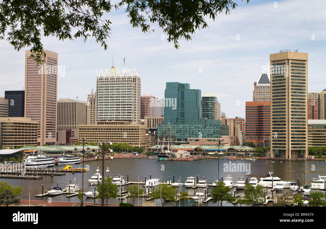 Baltimore Stadt Innenhafen zeigt die Skyline der Stadt, Schiff, und Vergnügen Fertigkeit Docks und Promenade. Stockfoto