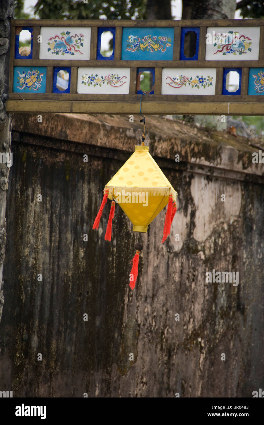 Vietnam, Da Nang. Alte Kaiserstadt Hauptstadt Hue. 17. Jahrhundert königliche Zitadelle von Hue, reich verzierte Tor & gelbe Laterne. UNESCO. Stockfoto