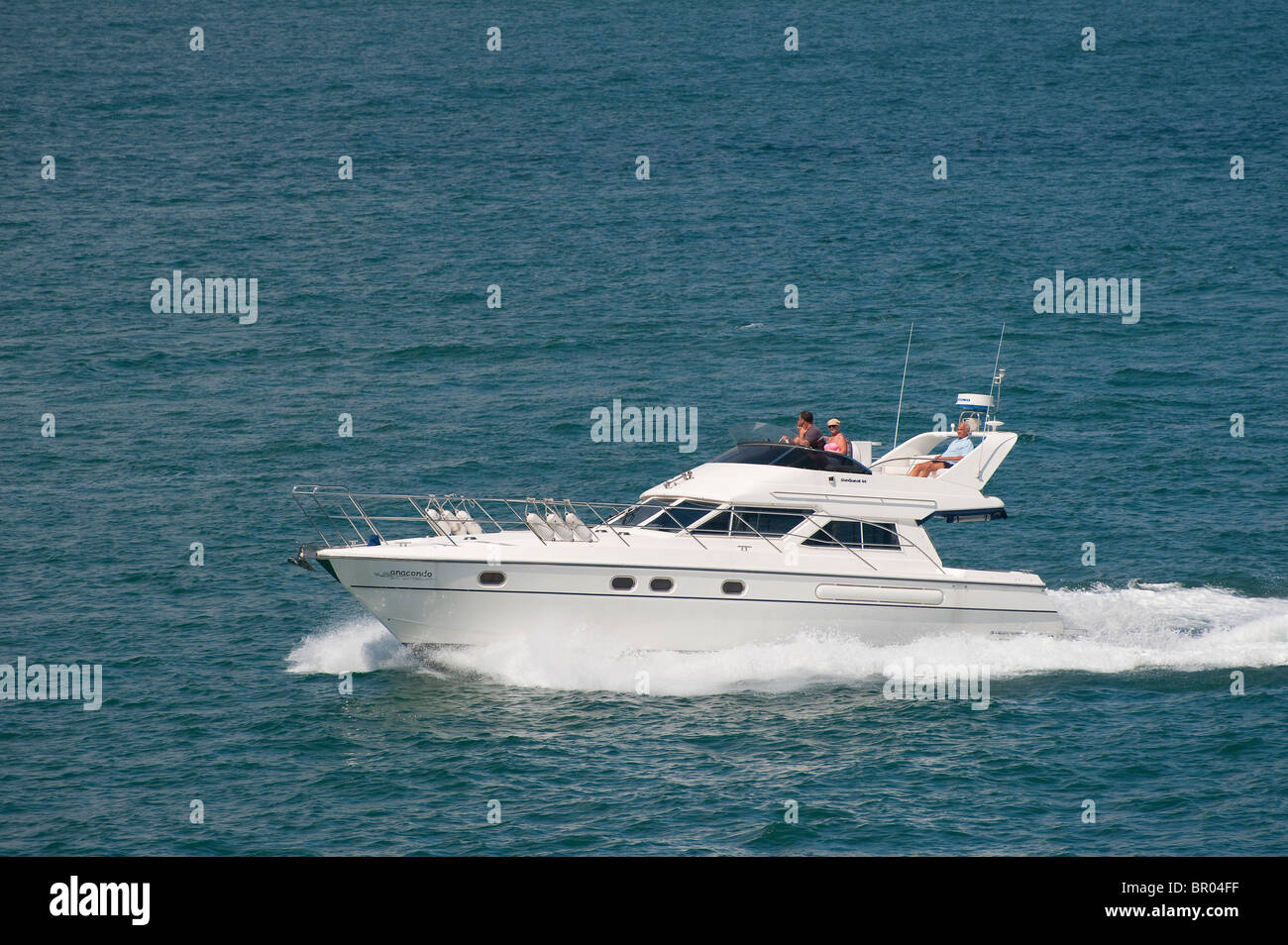 SunQuest 44 Sportboot durch das Wasser zu beschleunigen. Stockfoto