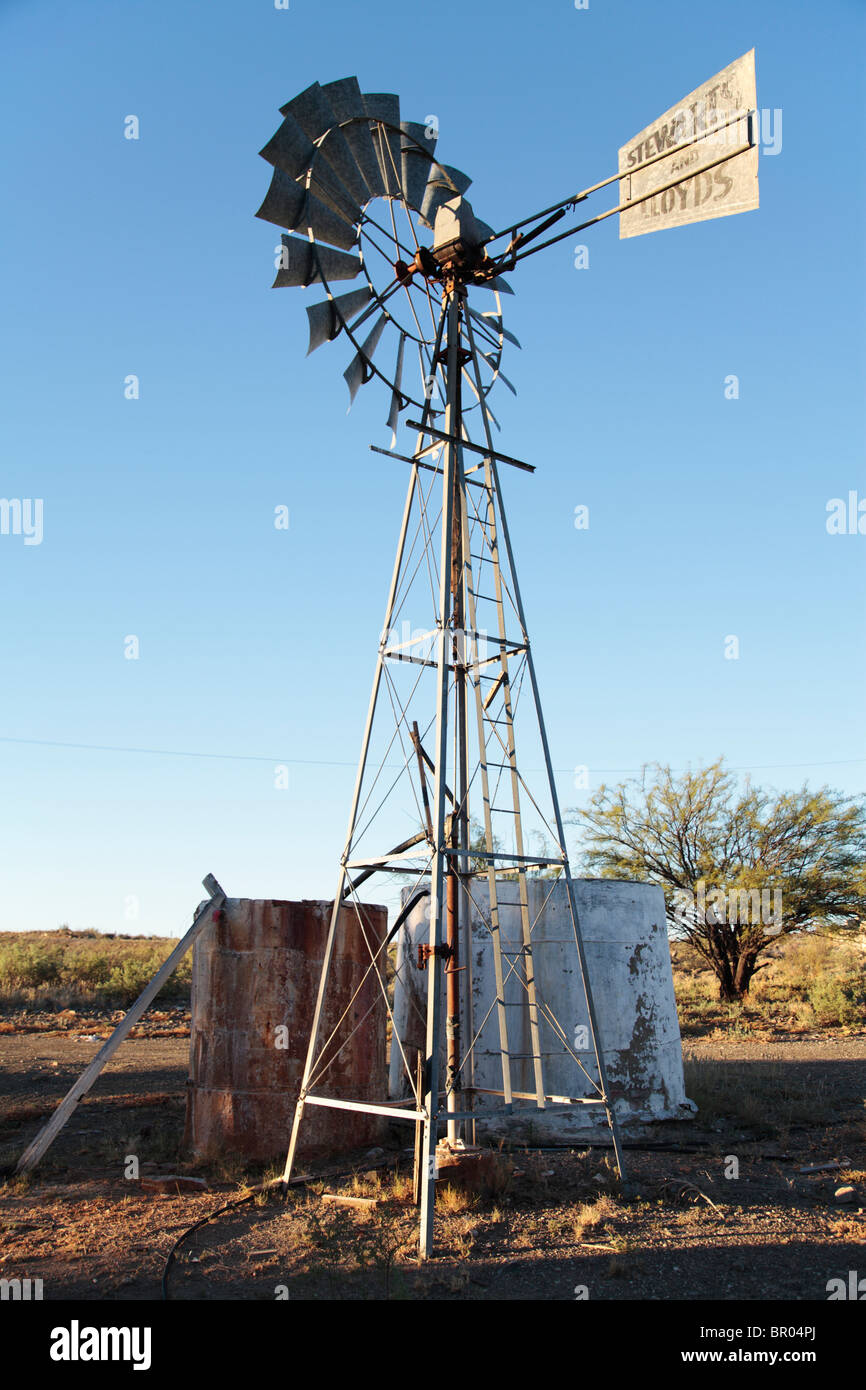 Windpumpe auf Bauernhof Stockfoto