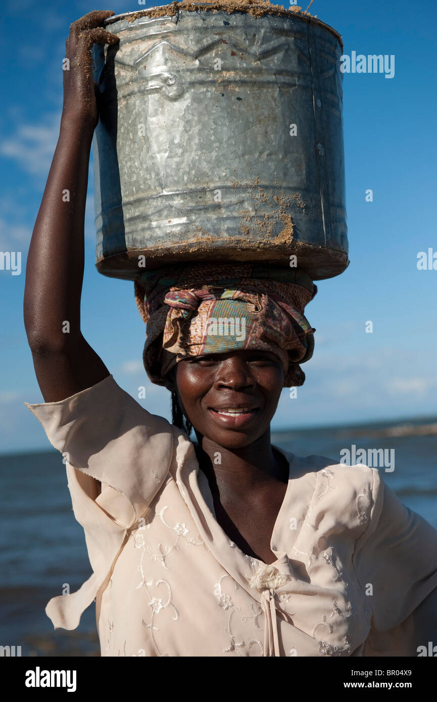 Frau mit Sand, Nkhotakota, Malawi Stockfoto