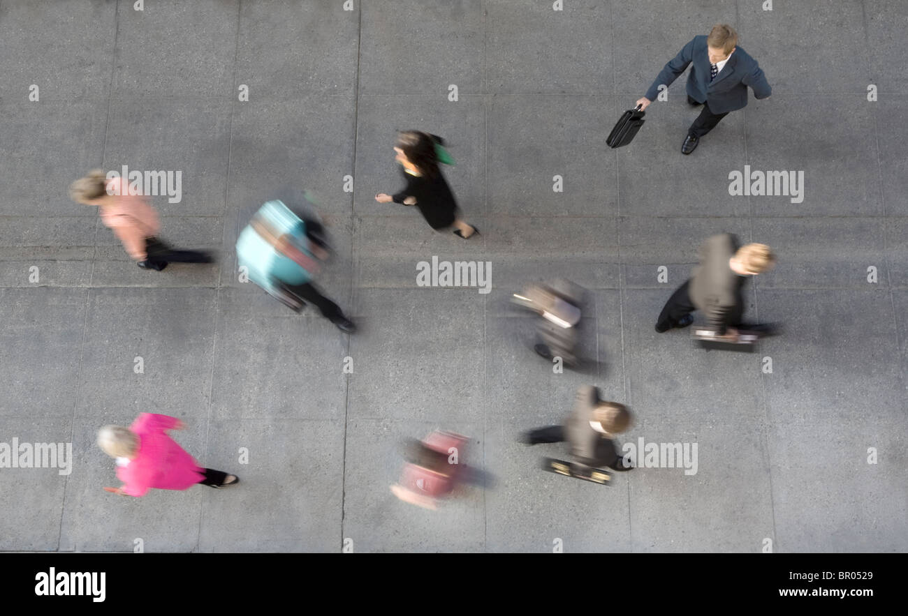 Menge von Menschen zu Fuß Schuss von oben mit blur für Bewegung Stockfoto