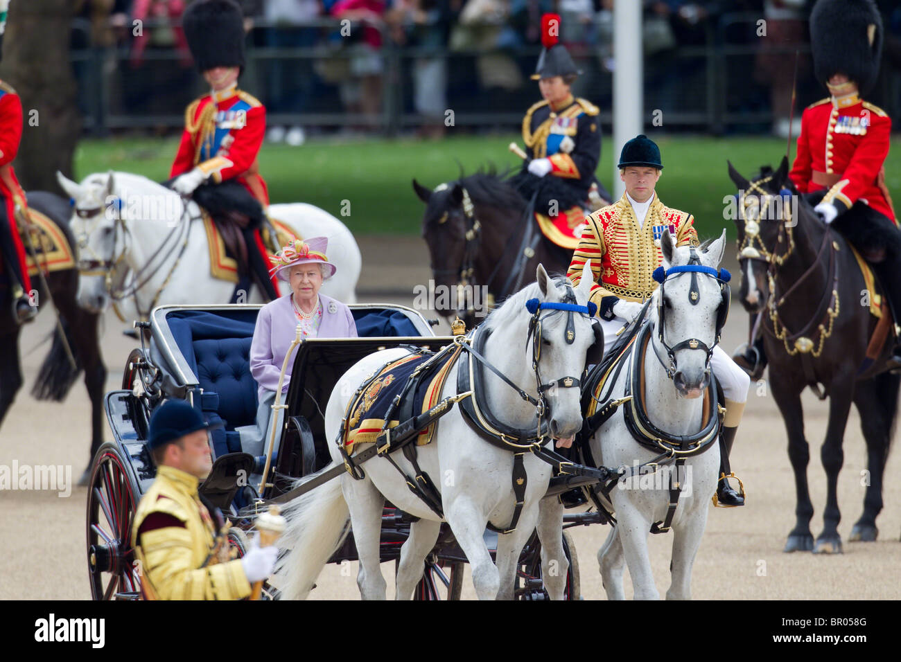 Queen Elizabeth in ihrem Elfenbein angebracht Phaeton, Inspektion der Linie. "Trooping die Farben" 2010 Stockfoto