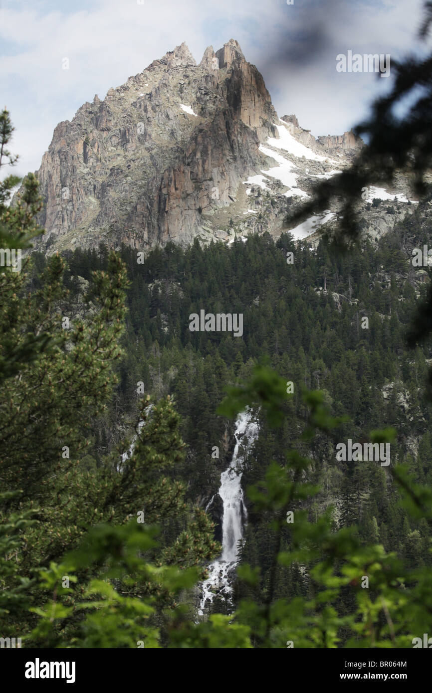 De Ratera Wasserfälle und alpinen Wald Pyrenäen Traverse planmäßig im spanischen Sant Maurici Nationalpark Pyrenäen Stockfoto