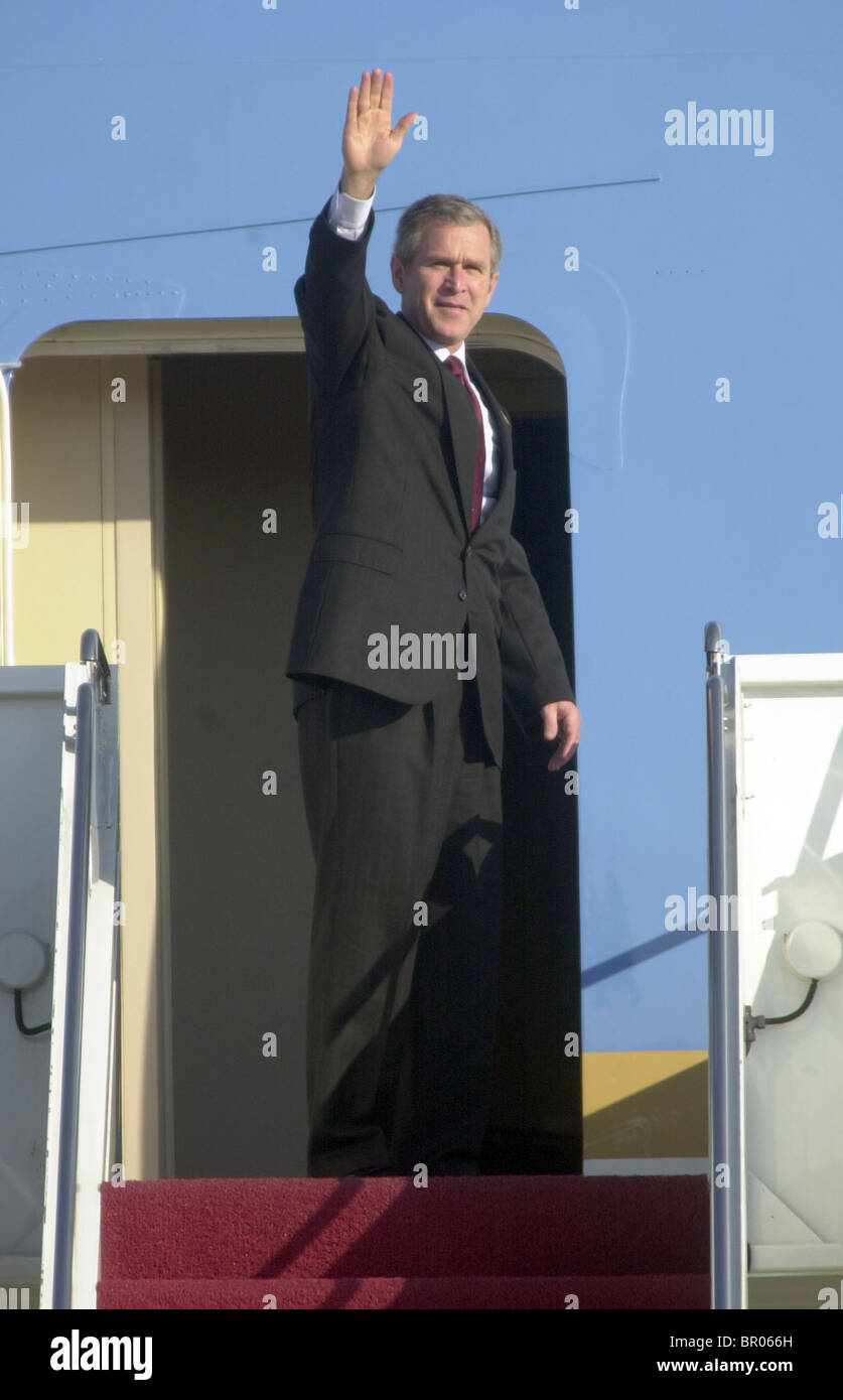 Präsident George Bush Wellen vor dem Einsteigen Airforce One. Stockfoto