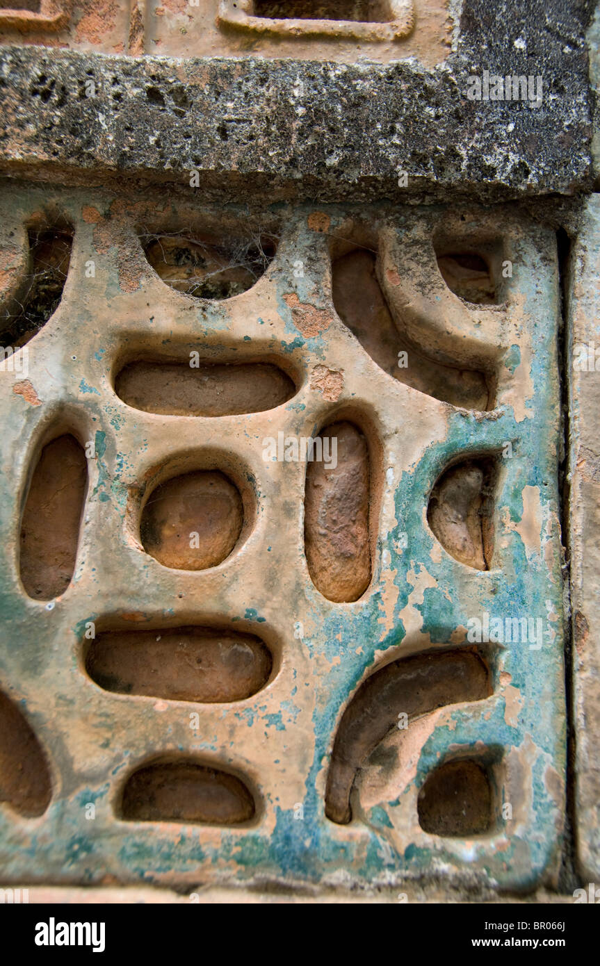 Vietnam, Da Nang. Alte Kaiserstadt Hauptstadt Hue. Grabanlage des Kaisers Tu Duc. Reich verzierte Wanddetail. Stockfoto