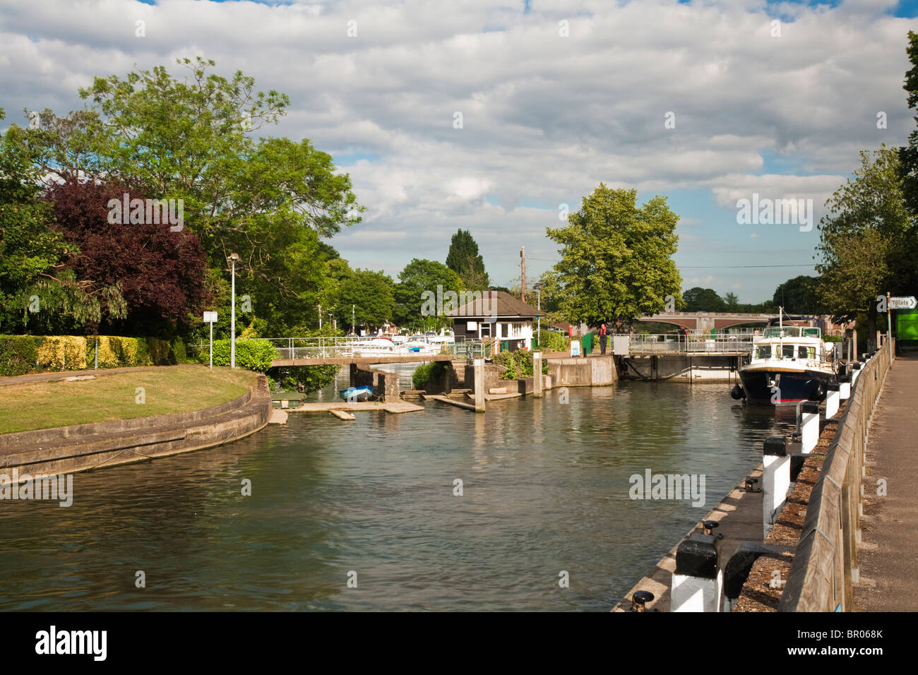 East Molesey Sperre auf der Themse in Hampton, Surrey, Uk Stockfoto