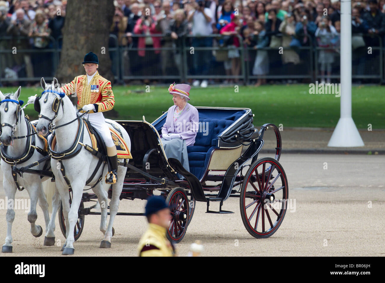 Queen Elizabeth in ihrem Elfenbein angebracht Phaeton, Inspektion der Linie. "Trooping die Farben" 2010 Stockfoto