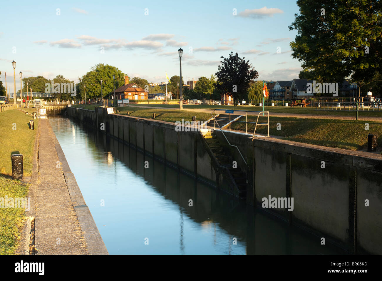 Teddington Lock auf der Themse in der Nähe von Richmond, Surrey, Uk Stockfoto