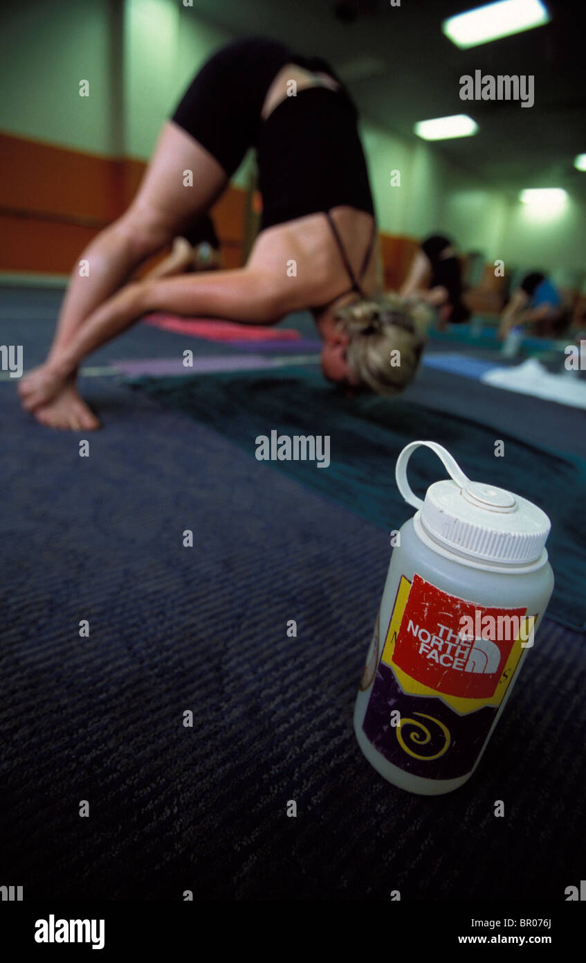 Eine Sportlerin Yoga zu tun. Stockfoto