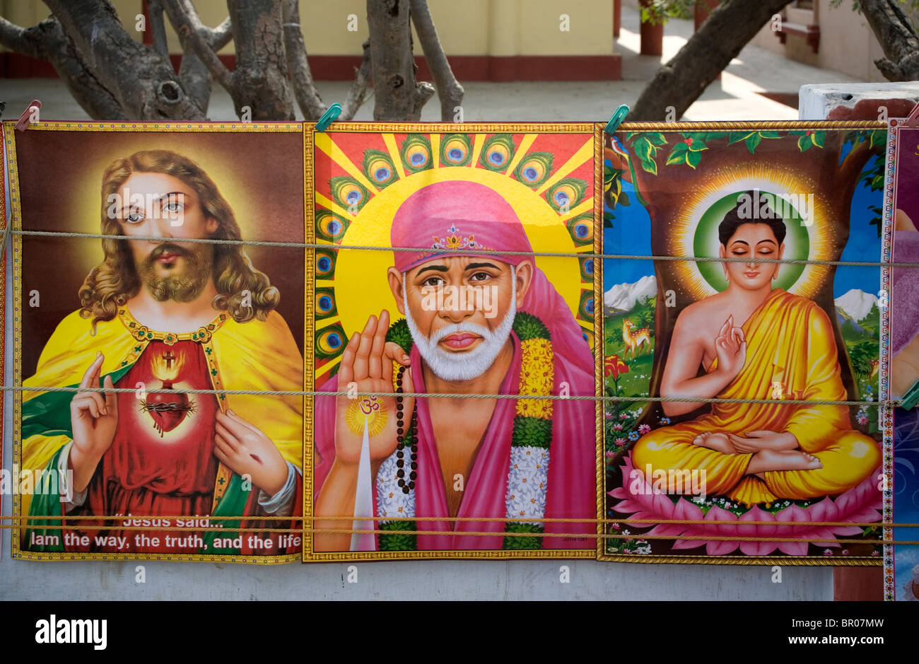 Poster von Jesus Christus, Shirdi Sai Baba und Lord Buddha Shakyamuni zusammen in einen Stall in Sarnath, Uttar Pradesh, Indien. Stockfoto