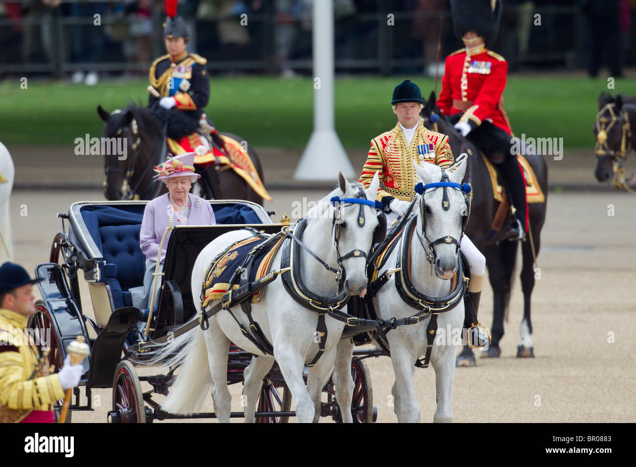 Queen Elizabeth in ihrem Elfenbein angebracht Phaeton, Inspektion der Linie. "Trooping die Farben" 2010 Stockfoto