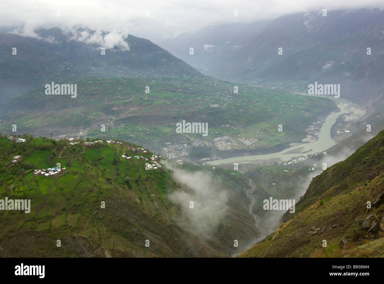 Cluster von Häusern, temporäre Zelte und Terrassenfelder Klammern sich an steilen Hängen über dem Indus Fluß, im Stadtteil Battagram ich Stockfoto