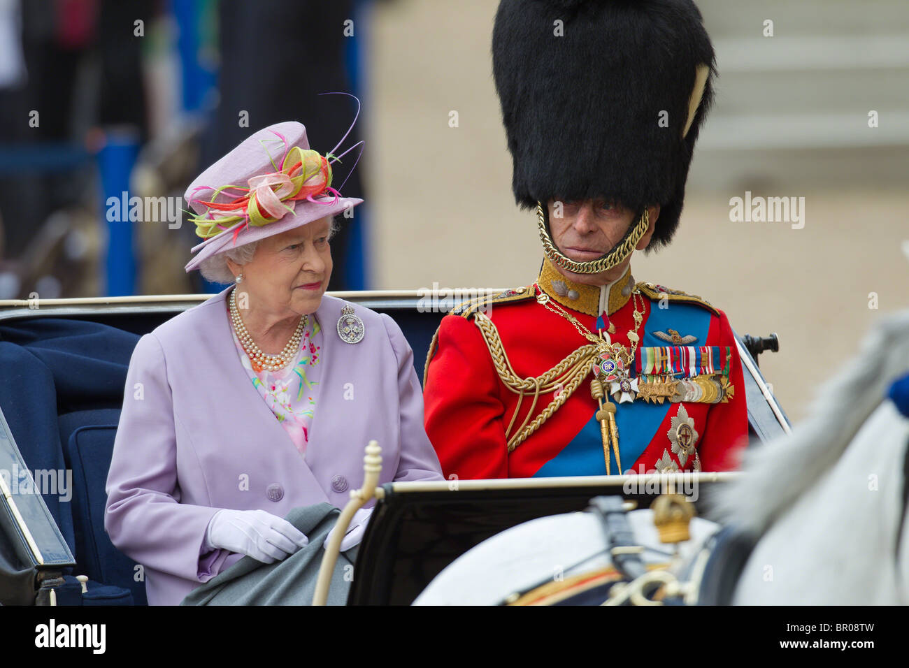 Königin Elizabeth II und Prinz Philip in der Elfenbein angebracht Phaeton. "Trooping die Farbe" 2010 Stockfoto