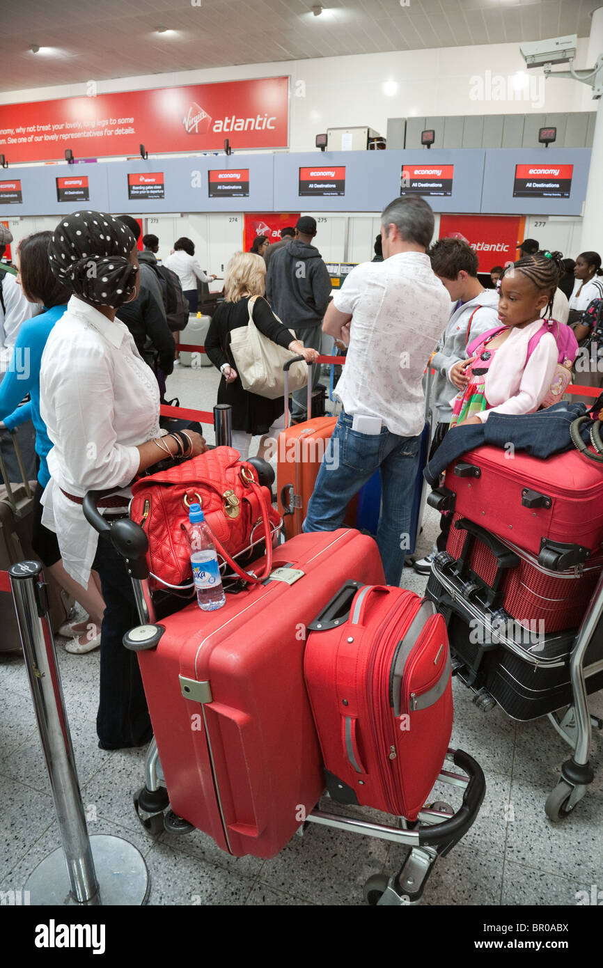 Menschen Schlange Stehen Am Gepack Check In Schalter Fur Virgin