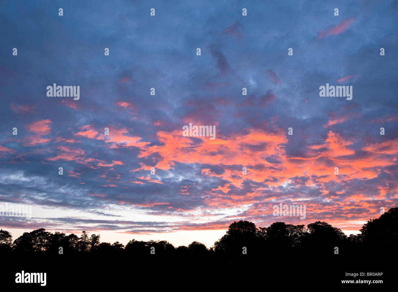 Dramatischer Himmel bei Sonnenuntergang Stockfoto