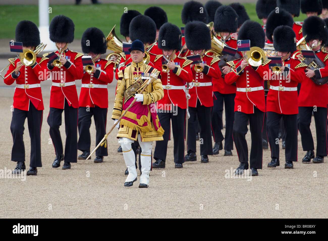 Die Band von der Grenadier Guards marschieren auf Horse Guards Parade, bei "Trooping die Farbe" 2010 Stockfoto