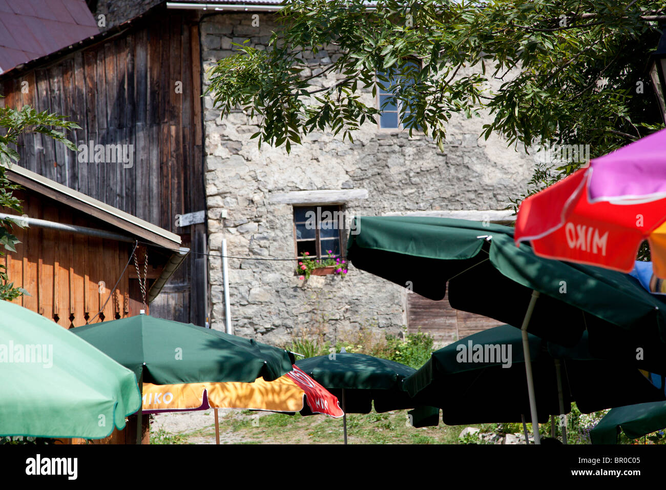 Französisches Café mit Sonnenschirmen und Fenster Stockfoto