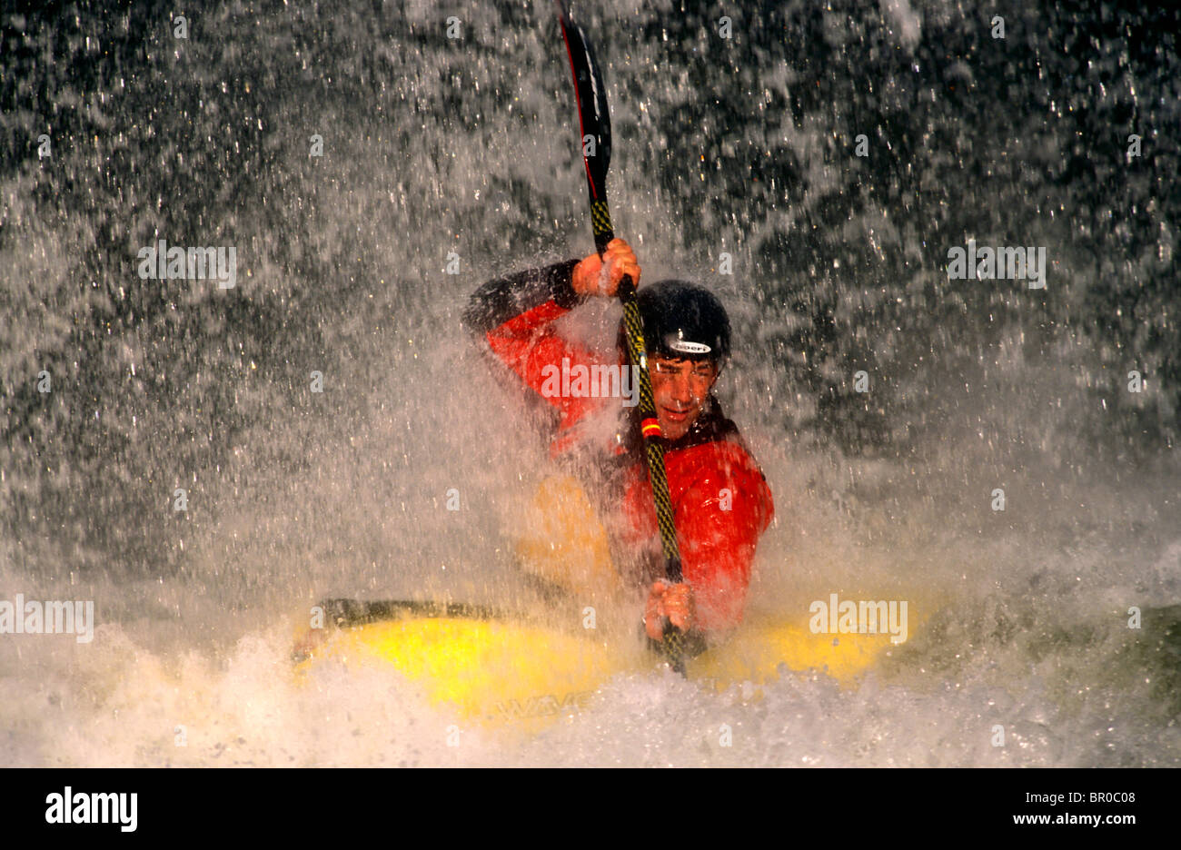 Eine männliche Kajakfahrer im Wildwasser Paddeln. Stockfoto