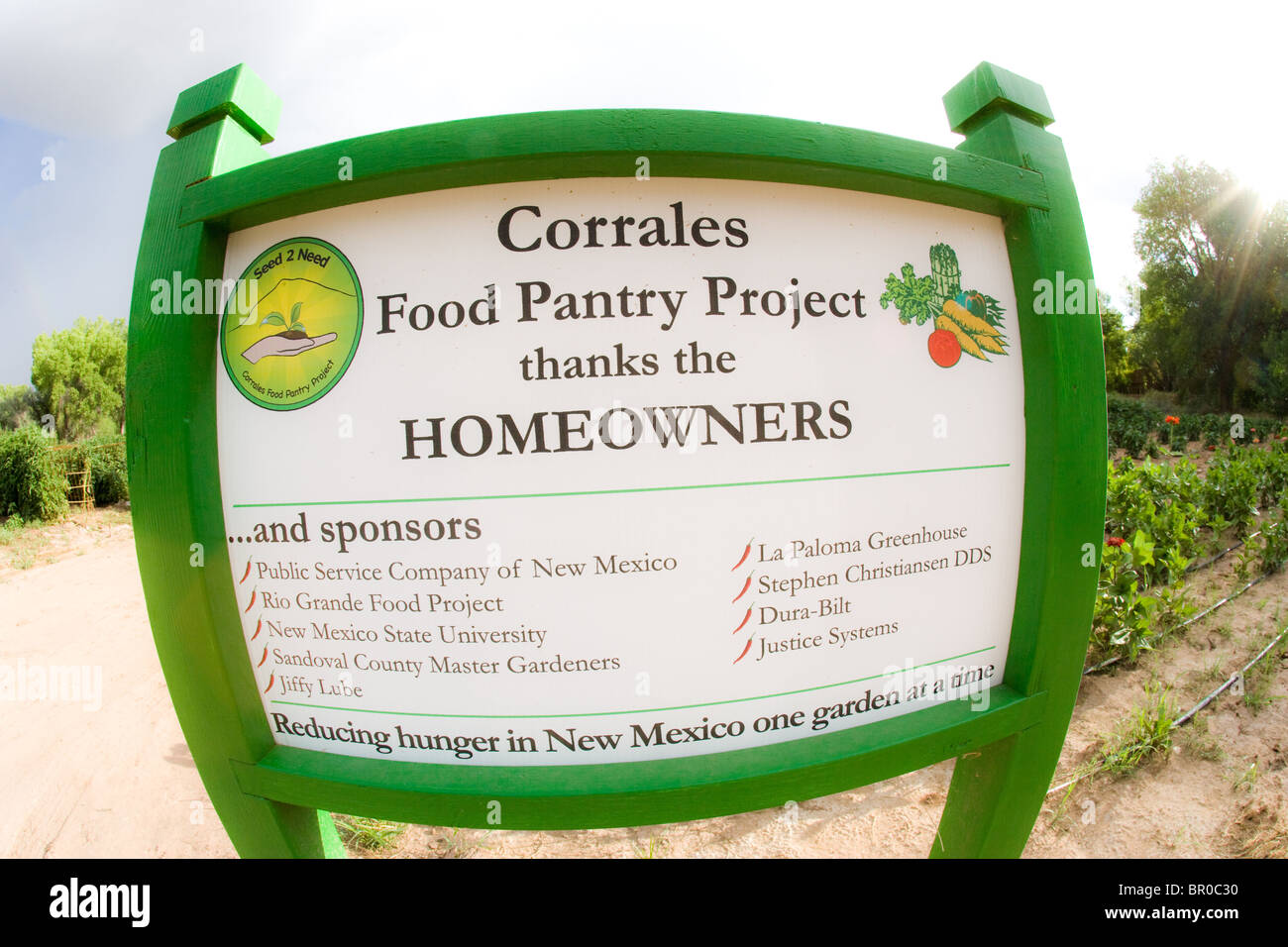 Zeichen vor Corrales Bauernhof Lebensmittel Speisekammer Projekt Spende an Essen bank home Produkte pflanzlichen Spende freiwillig Stockfoto