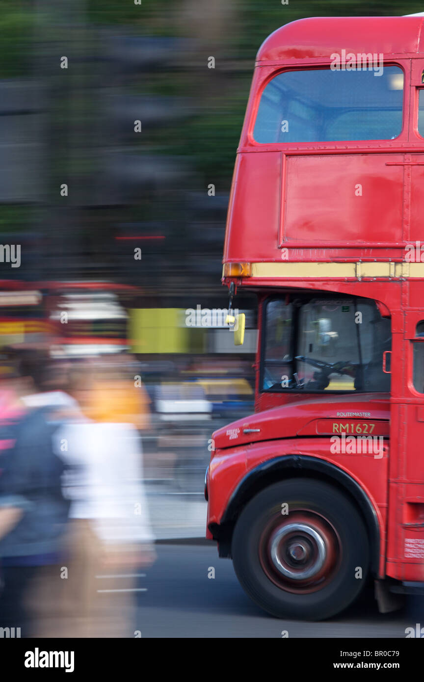 Alten Londoner Routemaster Bus in Bewegung Stockfoto