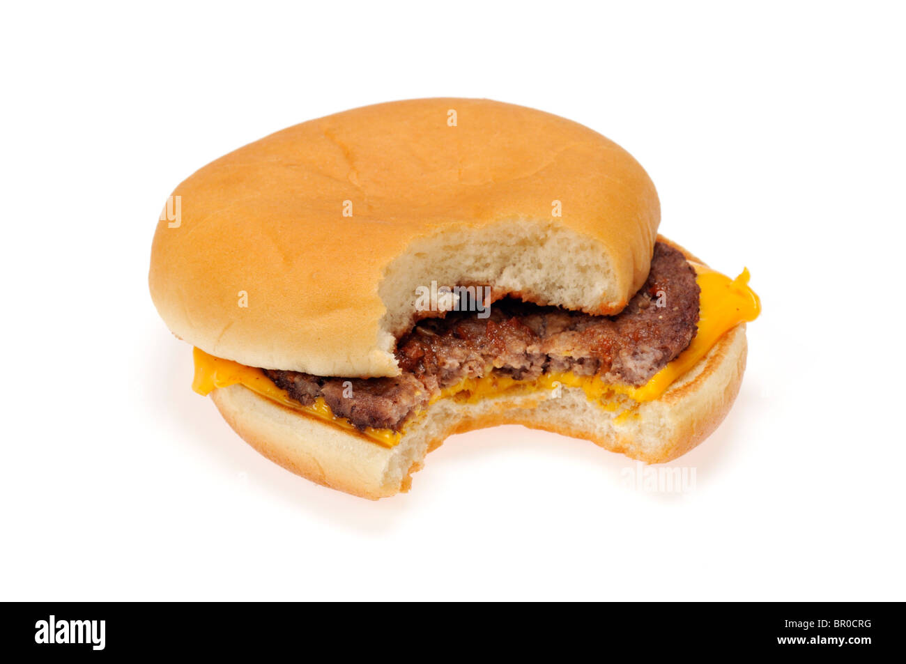 Einen Cheeseburger in Brot Brötchen mit einem Bissen auf weißem Hintergrund Ausschnitt genommen. Stockfoto