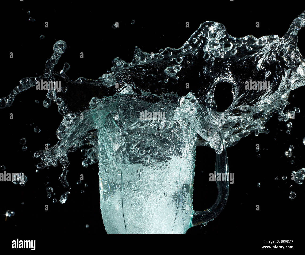 dynamische Spritzwasser auf schwarzem Hintergrund Stockfoto