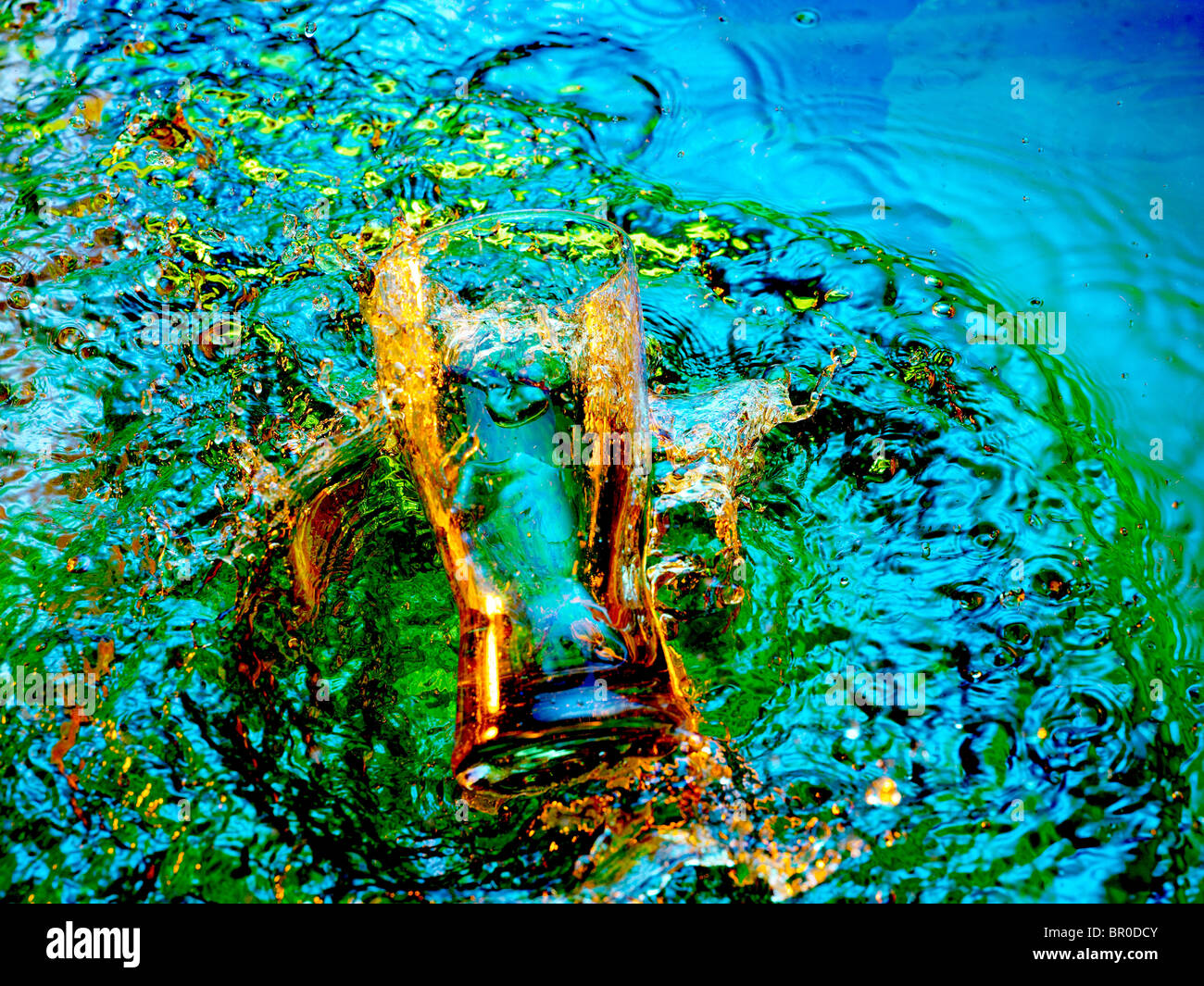 Glas, Spritzen und Wasserzeichen in Multi farbige Wasser Stockfoto