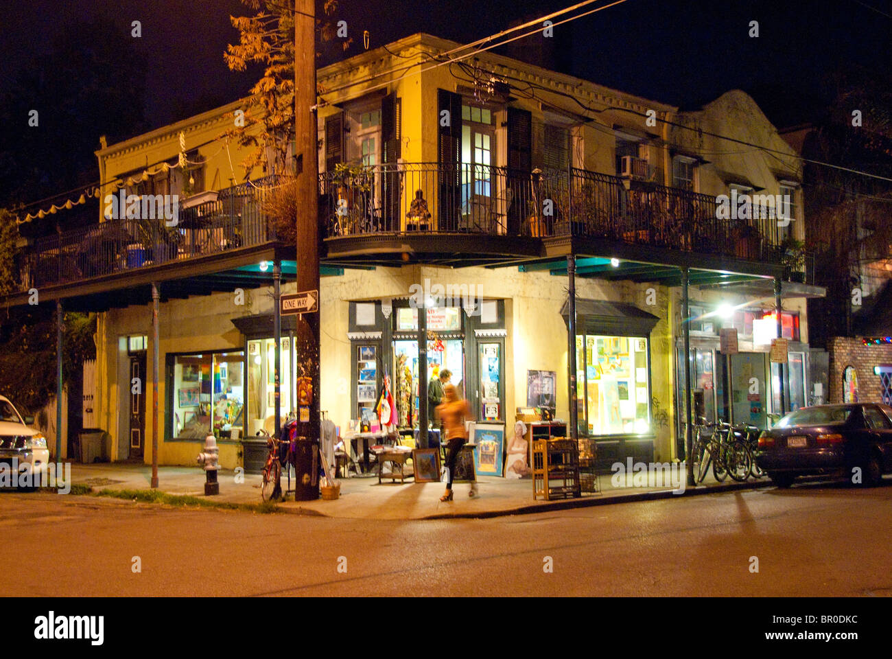 Frenchmen Street blockieren zwei Unterhaltungsviertel wo 'Einheimischen' in der Nähe von French Quarter in New Orleans, Louisiana, USA hängen Stockfoto