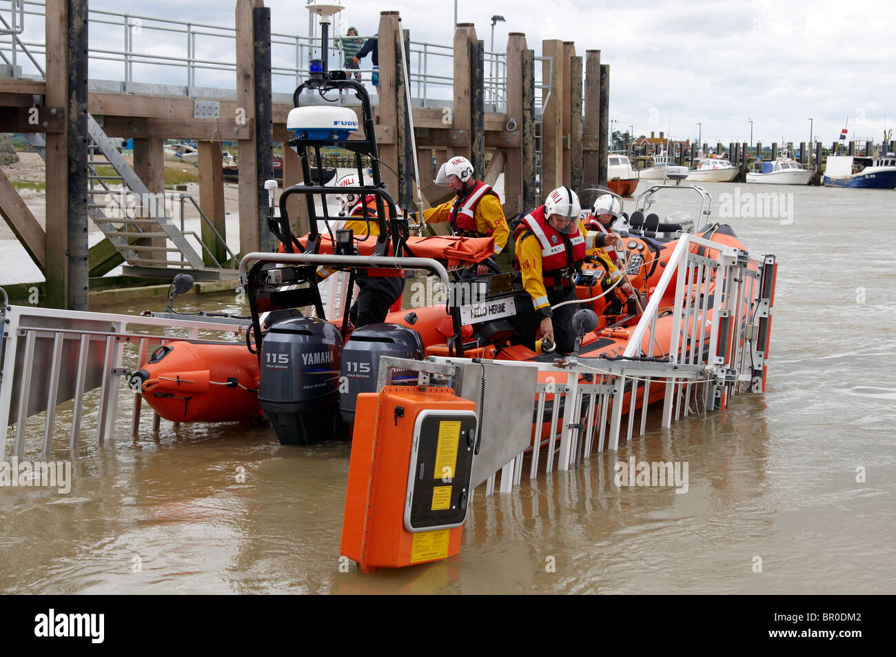 Roggen (East Sussex) inshore Rettungsboot, das Bootshaus nach einer Übung wiederhergestellt wird Stockfoto