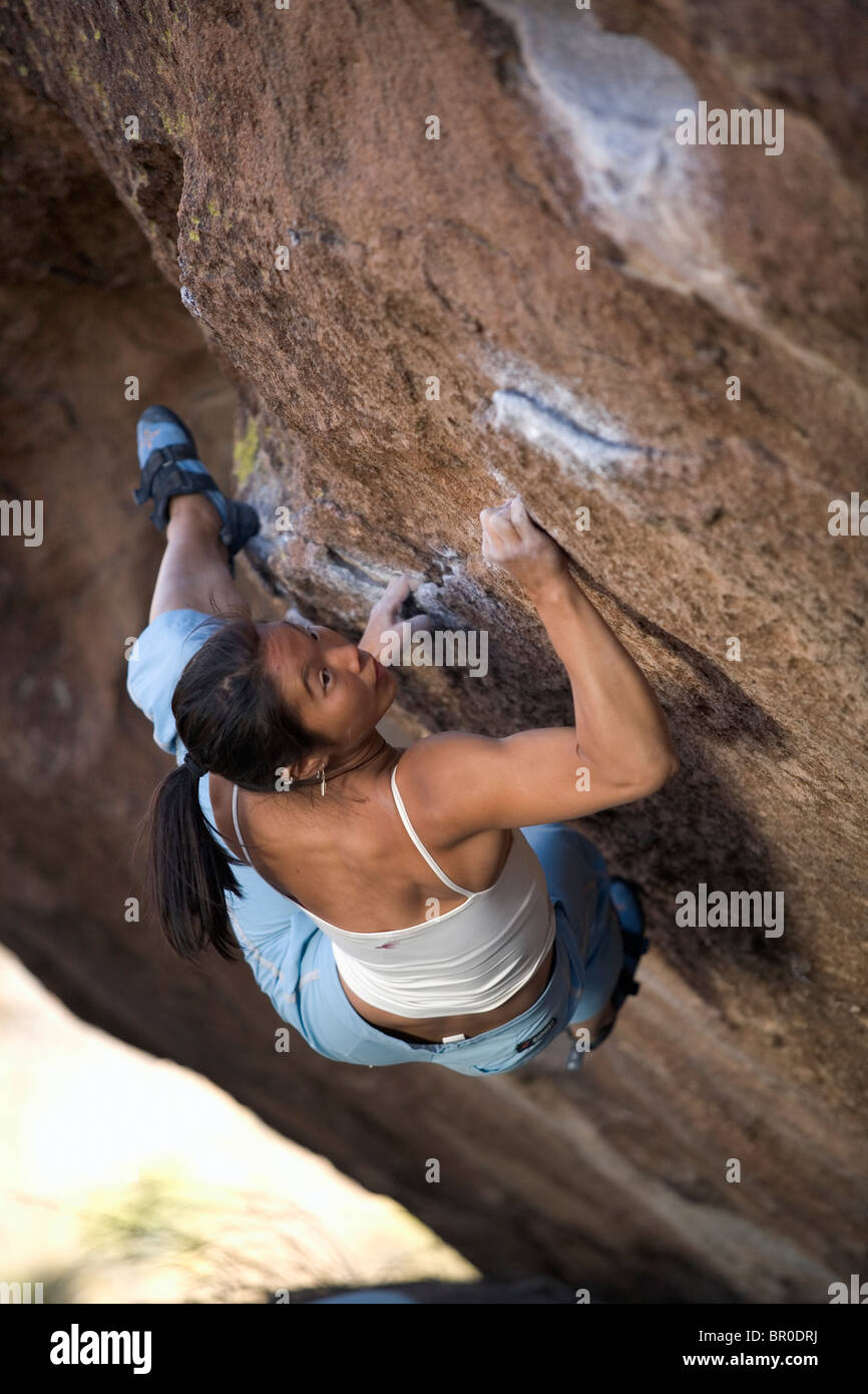 Asiatische Frau Bouldern in Hueco Tanks State Park Texas. Stockfoto