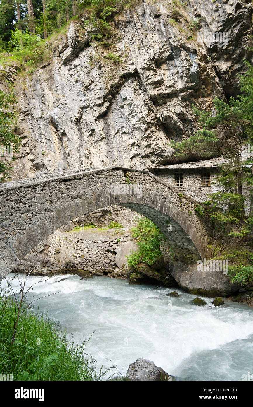 alte Steinbrücke und zu Hause über Verney Dora in Pre-Saint-Didier, Aostatal, Italien Stockfoto