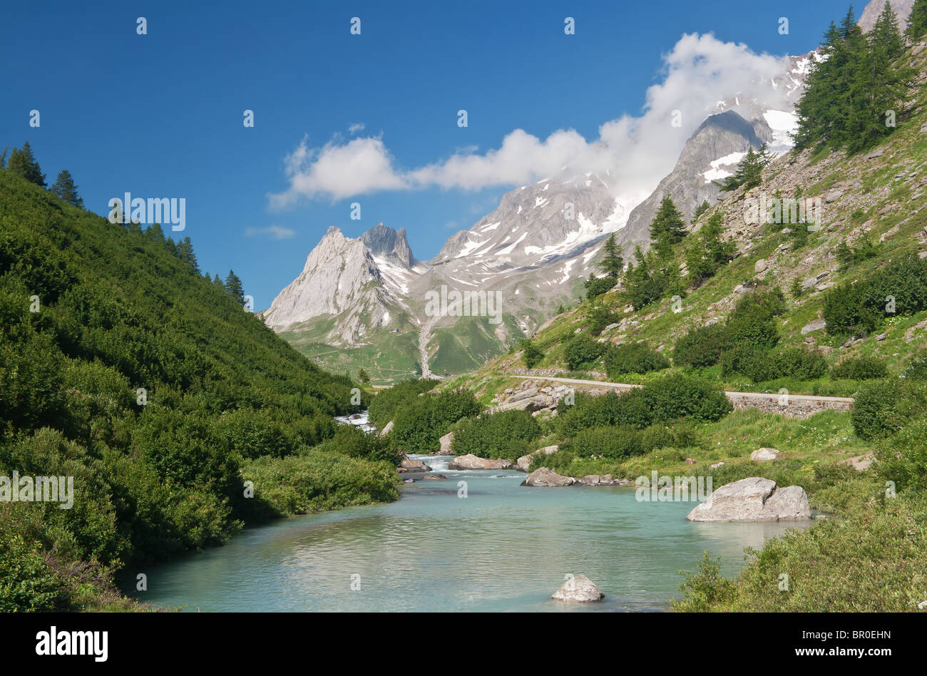 schöne Stream zwischen Felsen in Courmayeur Veny Tal. Italien Stockfoto