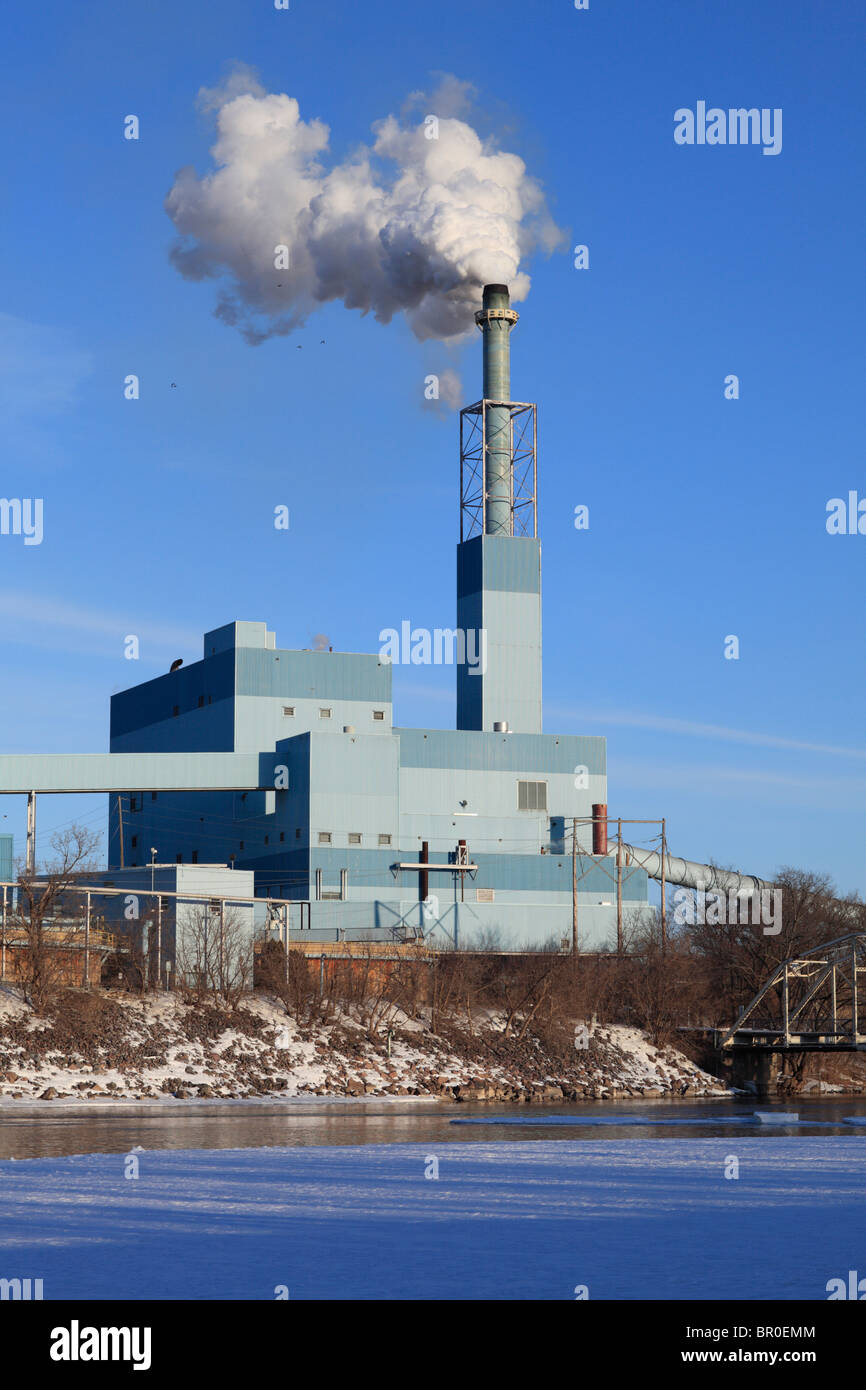 Winter-Ansicht einer Papierfabrik an den Ufern des Mississippi River. Stockfoto