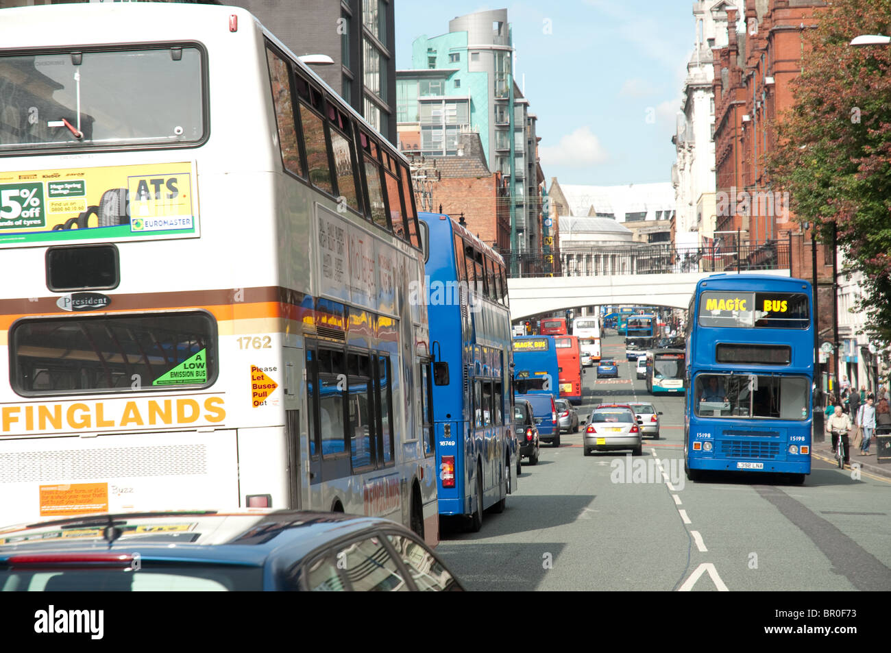 Busse auf Oxford Straße, Manchester, UK. Stockfoto
