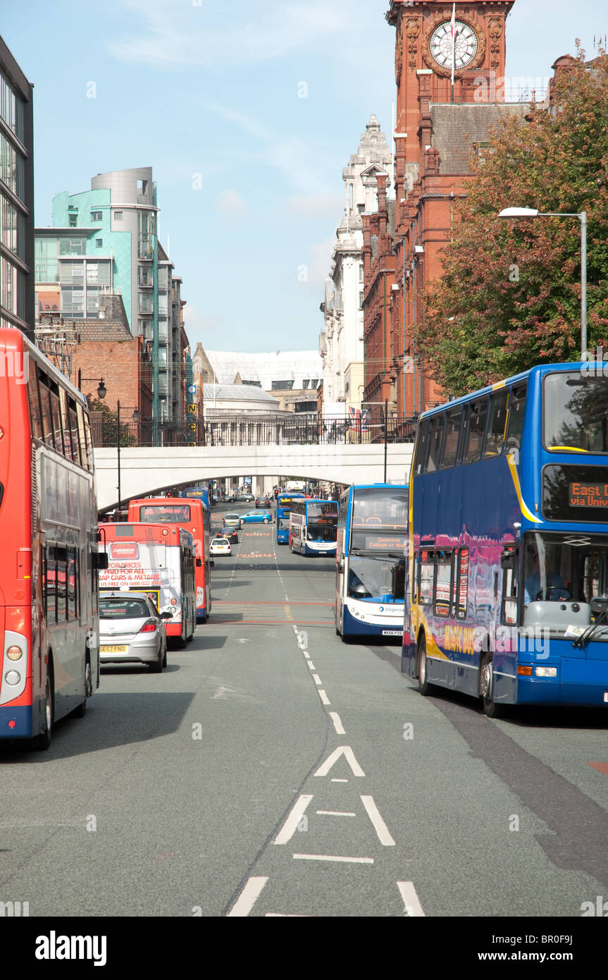 Busse auf Oxford Straße, Manchester, UK. Stockfoto