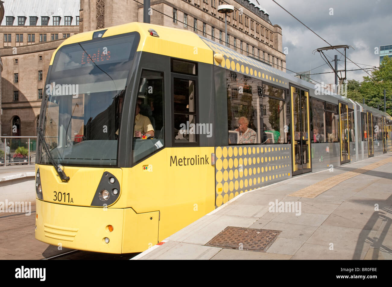Metrolink Straßenbahn am St.-Peter Platz, Manchester Stadtzentrum Stockfoto