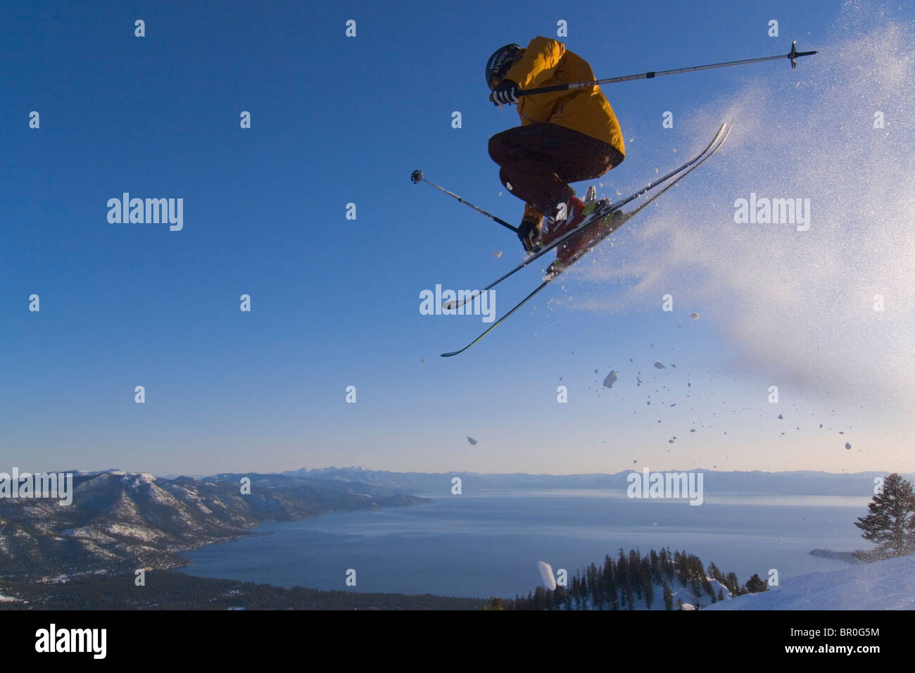 Ein Mann springt auf Skiern über dem Lake Tahoe in Kalifornien. Stockfoto
