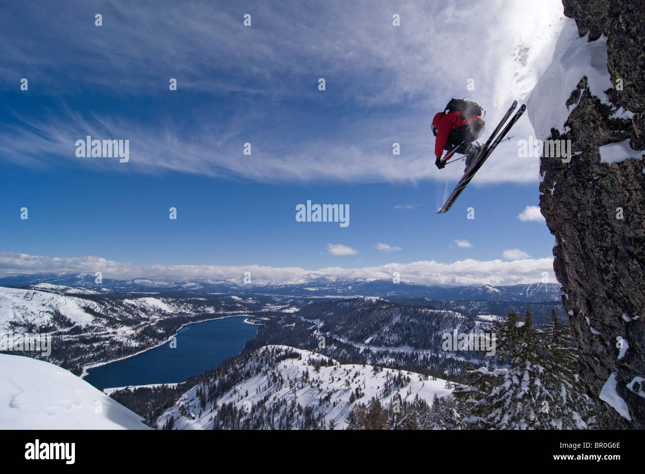 Ein Mann von einer Klippe über dem Donner Lake Kalifornien Skifahren. Stockfoto