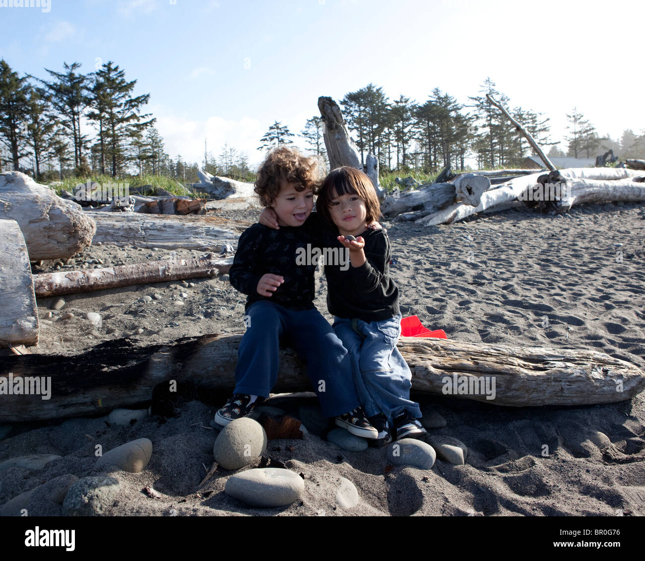 zwei kleine Jungen Arme um die Schultern am Strand, beste Freunde, im pazifischen Nordwesten Stockfoto