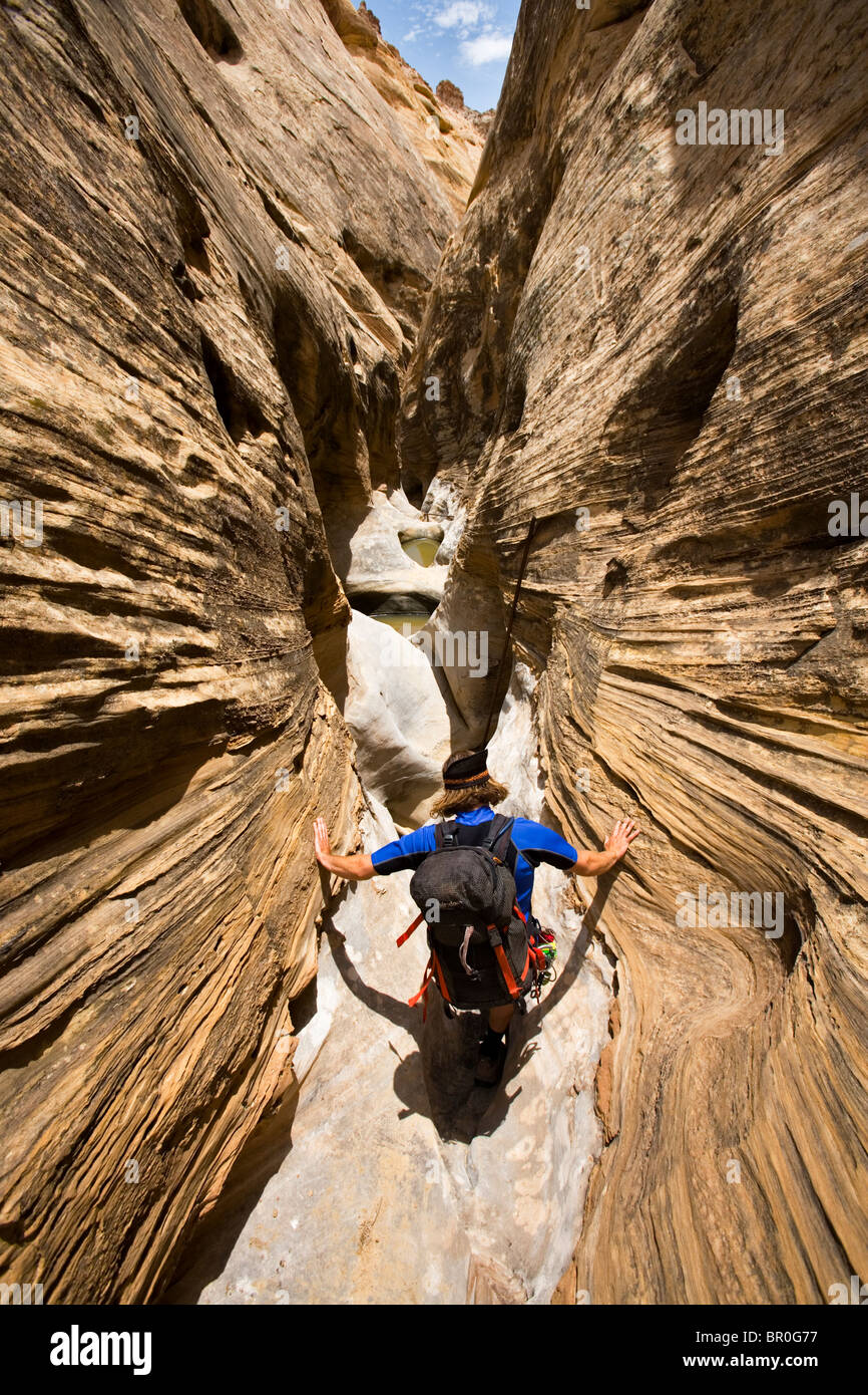 Mann absteigenden Wüste Canyon, San Rafael Swell, Utah Stockfoto