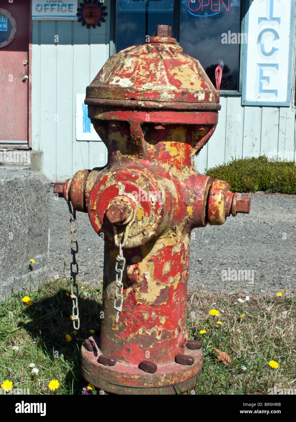 ehrwürdigen alten verrosteten Hydranten mit gesäumt rote Farbe in der Makah indischen Stadt von Neah Bay auf Nord Küste der Olympic Halbinsel WA Stockfoto