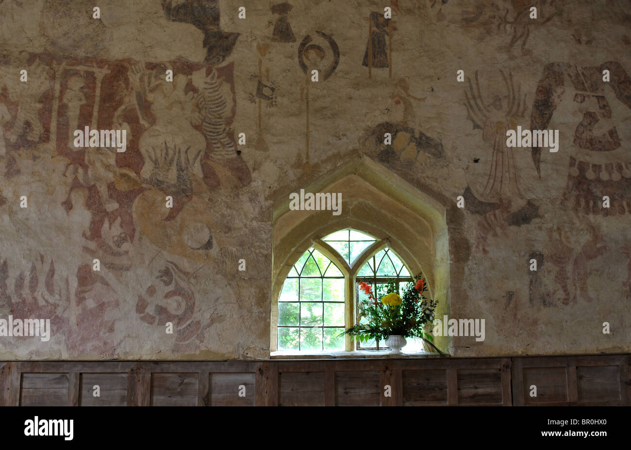 Fenster und Wandmalereien in St. Nikolaus-Kirche, Oddington, Gloucestershire, England, UK Stockfoto
