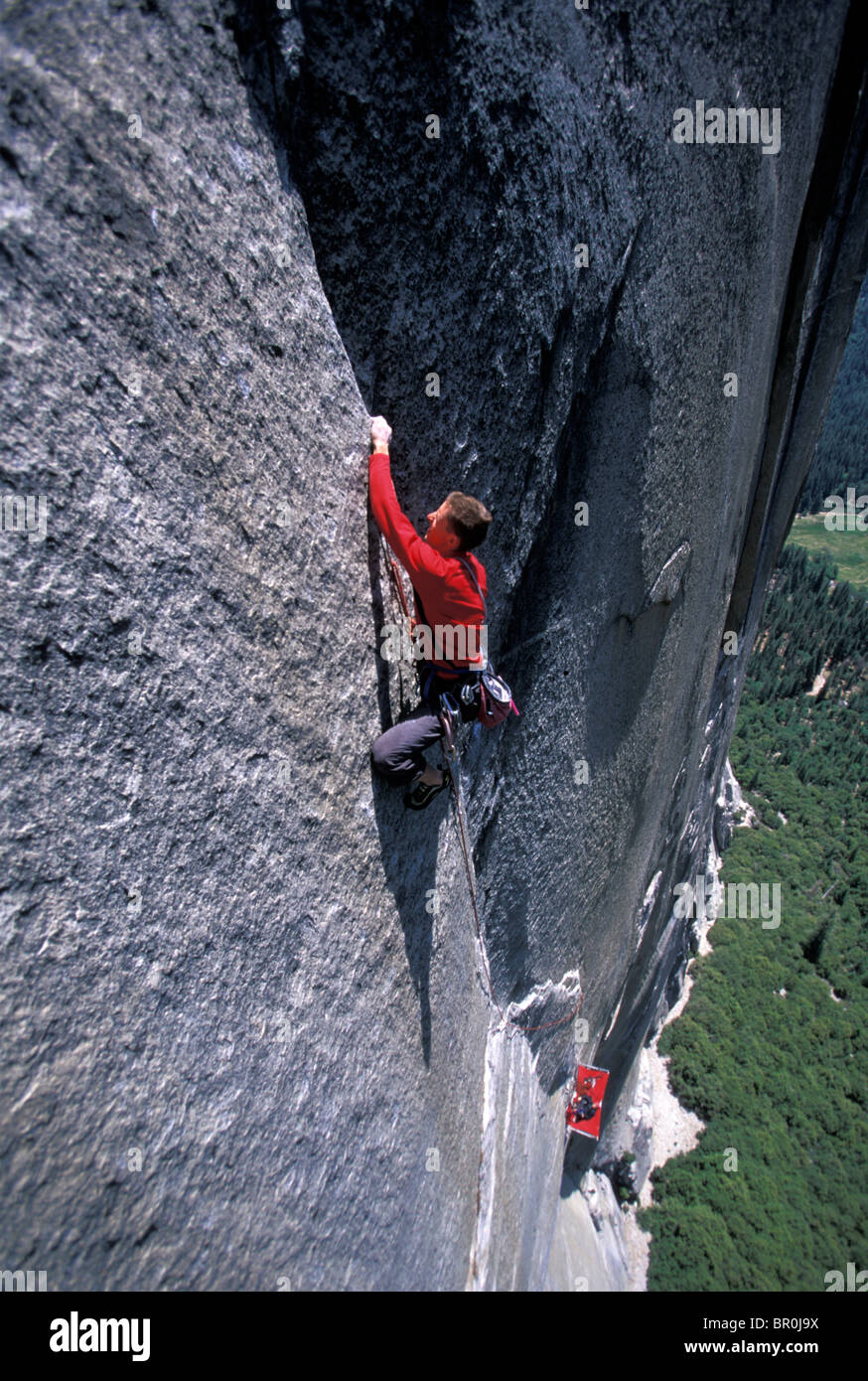 Ein Mann Klettern an einer großen Wand. Stockfoto