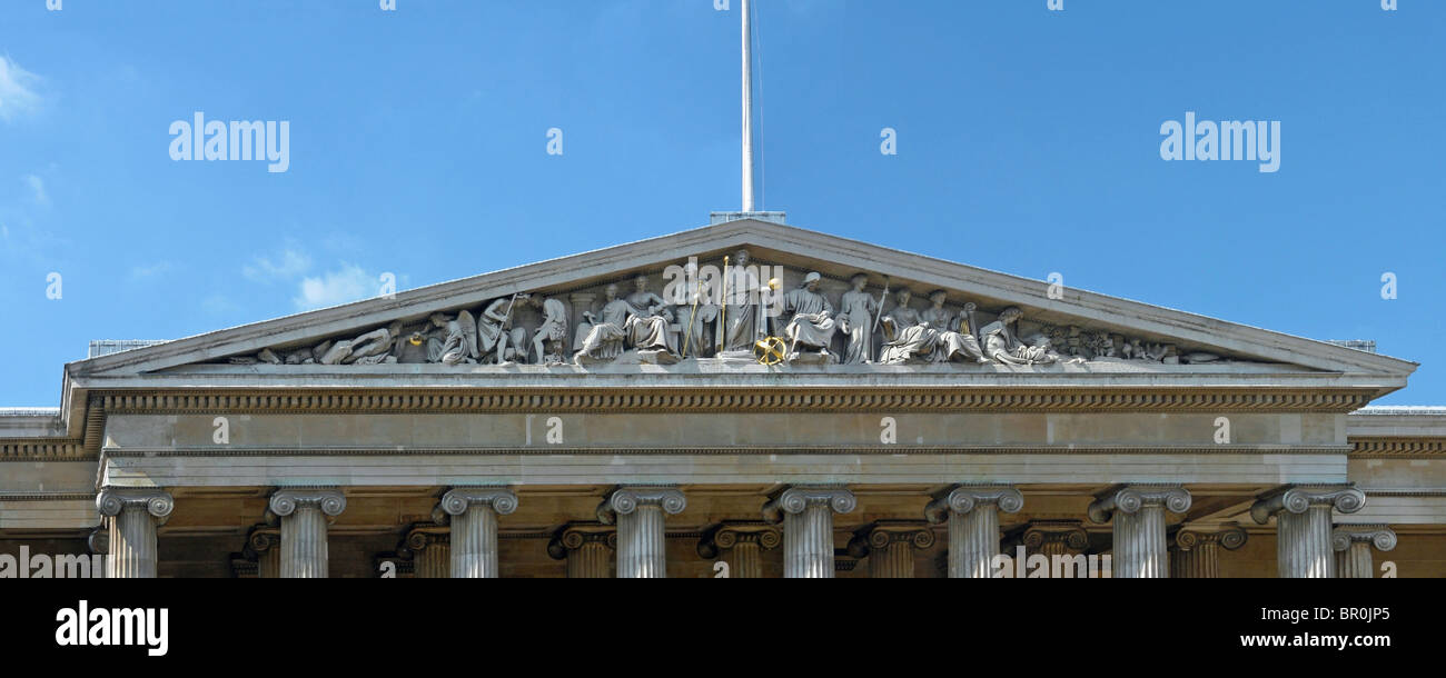 Die Skulpturen über dem Haupteingang des British Museum, London Stockfoto